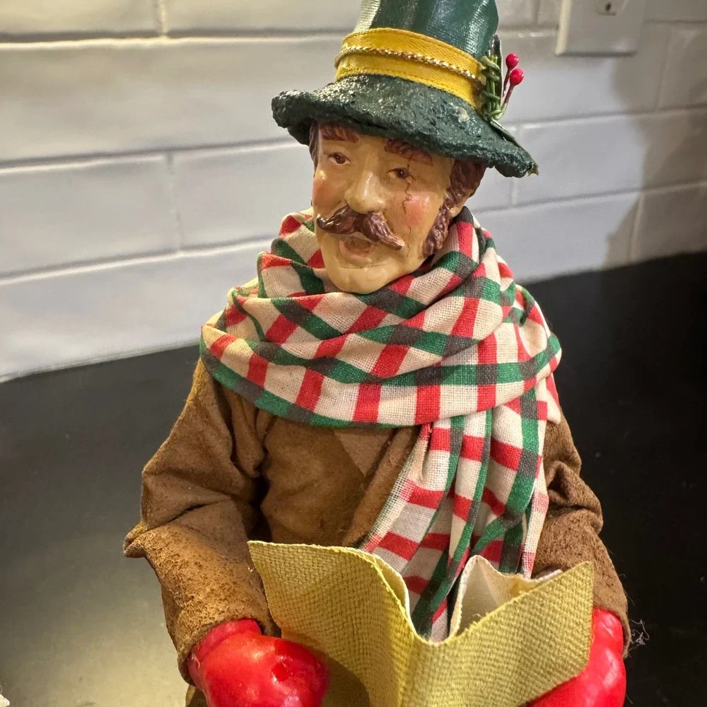 Christmas Caroler Figurines Set of 2 Red Green Victorian Holiday Decor A-9